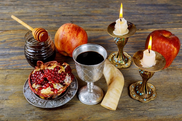 Fête du Nouvel An juif dans les symboles de la célébration de Roch Hachana sur une table de fête