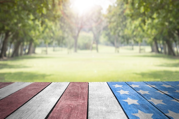 Fête du travail usa drapeau sur la table dans le parc pour le fond