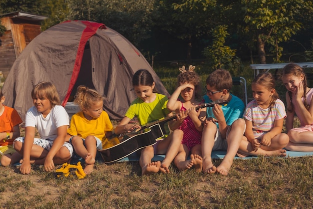 Fête d'enfants dans la cour en été