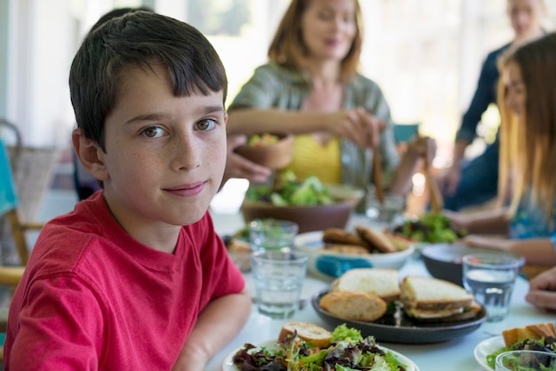 Une fête de famille autour d'une table dans un café Adultes et enfants