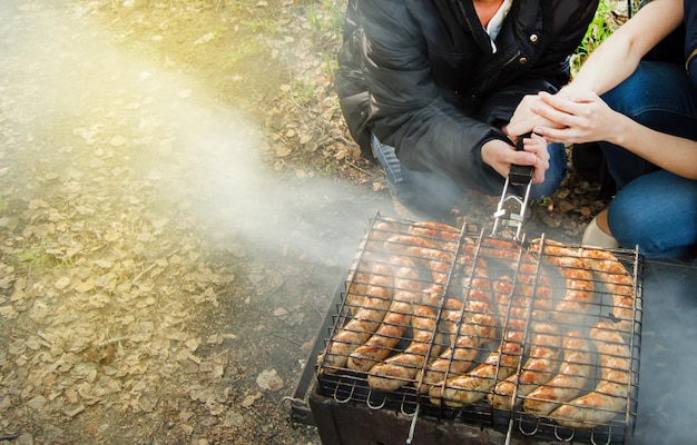 Fête de famille d'été Pique-nique dans la nature avec des amis les mains des filles tenant un treillis métallique