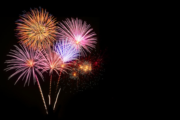 Fête de feux d&#39;artifice coloré et le fond de ciel de nuit.