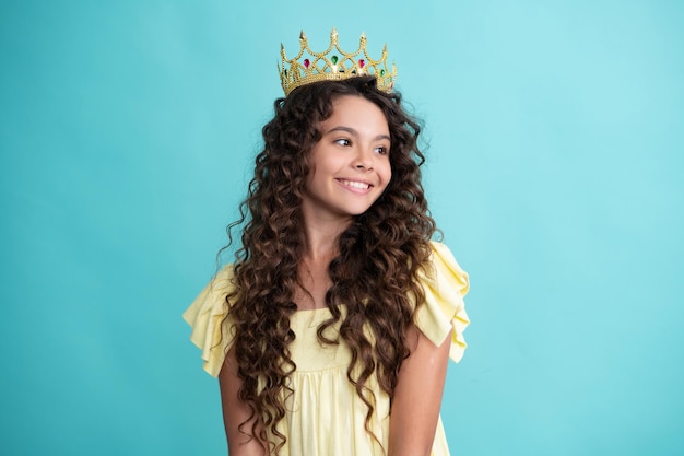 Fête des filles enfant drôle en couronne Enfant reine porter diadème diadème Mignon petit portrait de princesse Heureux adolescent émotions positives et souriantes de l'adolescente