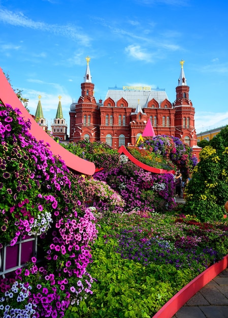 Fête des fleurs dans le centre de Moscou en été Russie Musée historique en arrière-plan ancien monument de Moscou