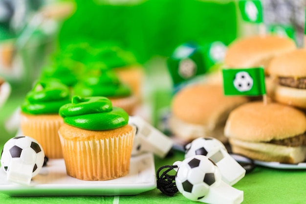 Fête de football pour enfants avec collations et boissons.