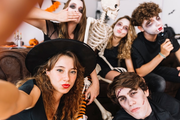 Fête D'halloween Avec Des Adolescents Faisant Des Bisous à L'air