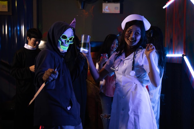 Photo fête d'halloween de jeunes vêtus de costumes de fête la nuit.