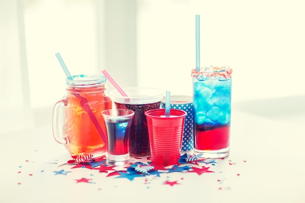 fête de l'indépendance américaine, célébration, patriotisme et concept de vacances - gros plan de tasses et de verres avec des boissons lors de la fête de la fête de l'indépendance américaine