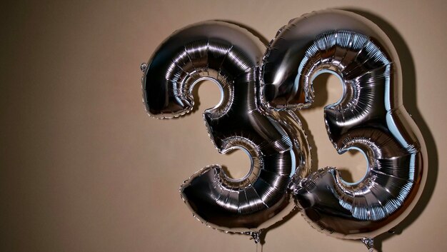 Photo fête joyeux anniversaire trente-trois avec argent gris numéro boules de gel pour les félicitations célébrations