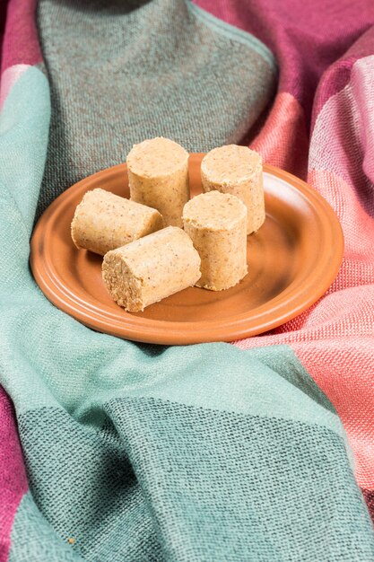 Fête de juin. Arachide brésilienne douce appelée PaÃ§oca sur une assiette sur un tissu coloré.