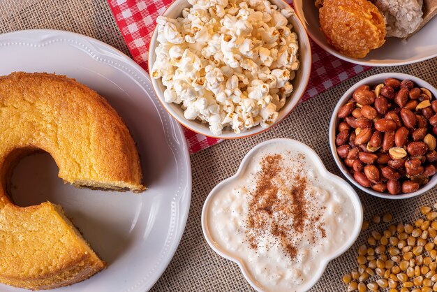 Fête de juin. Bonbons typiques de festa junina. Gâteau à la semoule de maïs, pop-corn, hominy, cocada, confiture de citrouille et cacahuètes