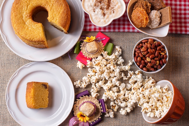 Fête de juin. Bonbons typiques de festa junina. Gâteau à la semoule de maïs, pop-corn, hominy, cocada, confiture de citrouille et cacahuètes