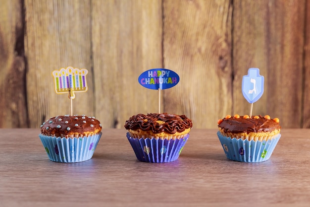 Fête juive des cupcakes de Hanoucca Cupcakes gastronomiques décorés de glaçage blanc et bleu pour Hanoucca.