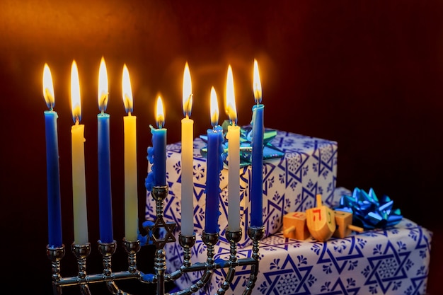 Fête juive fête juive de Hanoucca avec des bougies allumées menorah.