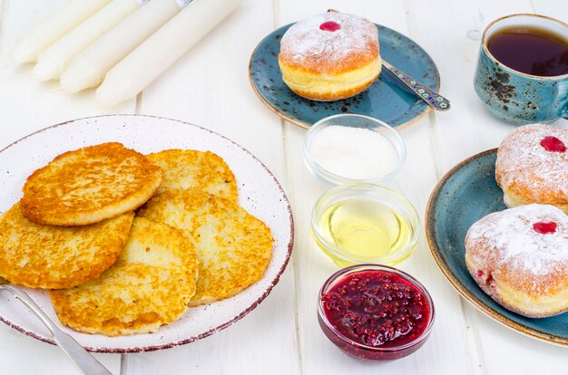 Fête juive de Hanoukka. Beignets de nourriture traditionnelle et crêpes de pommes de terre latkes.