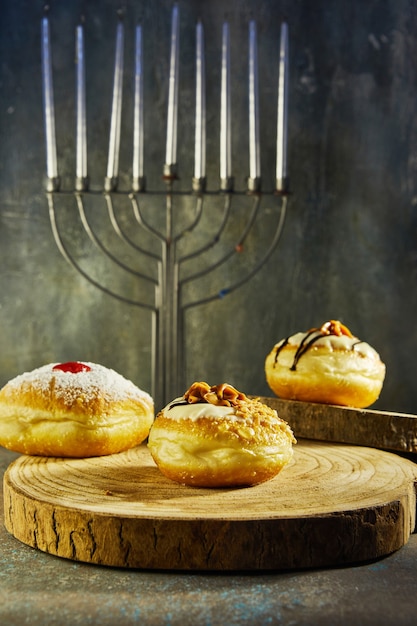 Fête juive de Hanoukka avec menorah et beignets