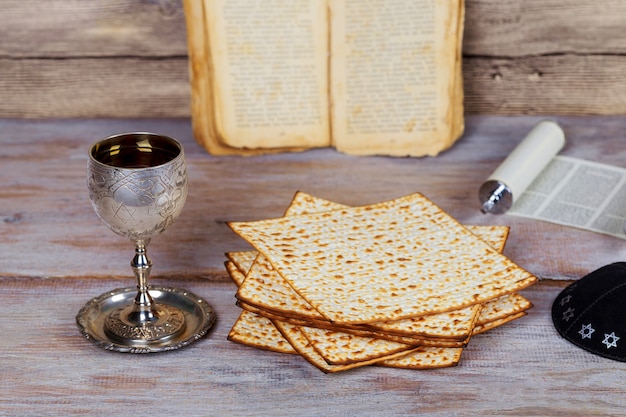 Fête juive Pâque avec matza et vin.