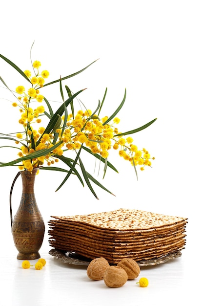 Fête juive Pessa'h Pâque Matsa Acacia dealbata fleurs noix et autres attributs de la maison de vacances sur fond blanc