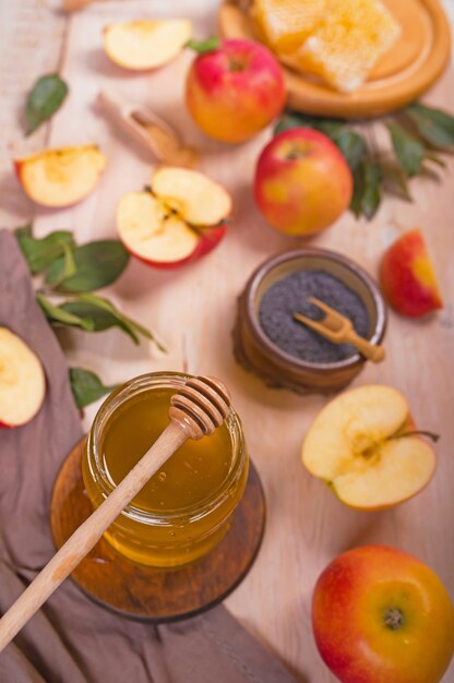 Fête juive Rosh Hashana fond avec des pommes et du miel sur tableau noir