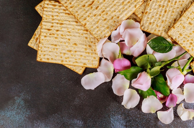 Fête juive traditionnelle de la Pâque juive avec pain azyme matzo