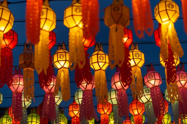 Fête des lanternes artisanales en papier coloré au Wat Phra That Hariphunchai Lamphun Thaïlande