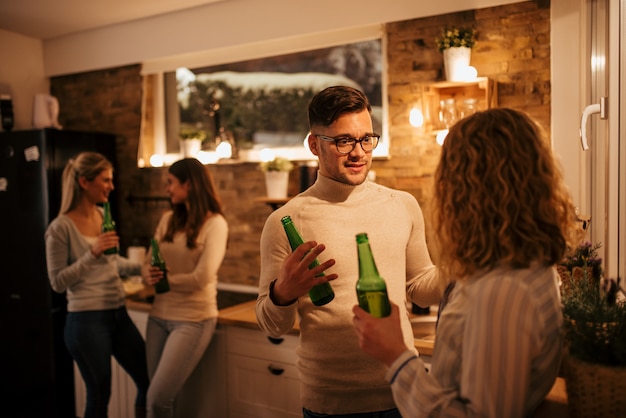 Fête à la maison la nuit d&#39;hiver.