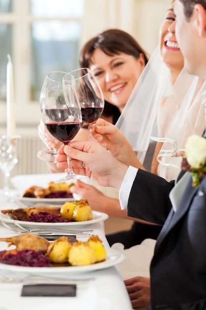 Fête de mariage au dîner ou au déjeuner