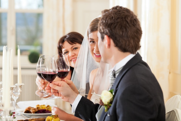 Fête de mariage au dîner ou au déjeuner