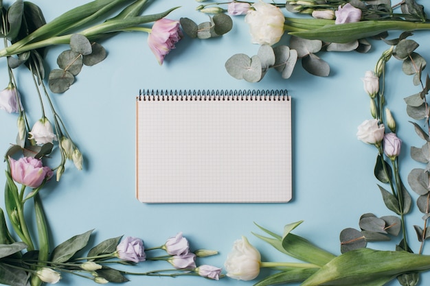 Fête des mères Composition: Eustoma, eucalyptus, tulipes et cahier