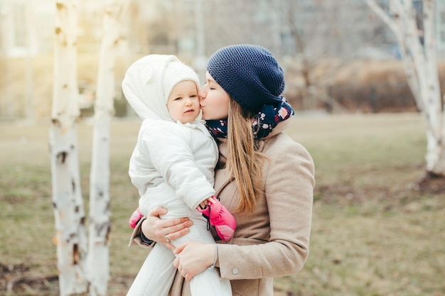 Fête des mères fête caucasienne mère tenant bébé fille à l'extérieur le jour du printemps famille deux personnes