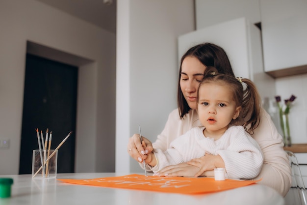 Fête des mères la fille dessine une affiche pour sa mère