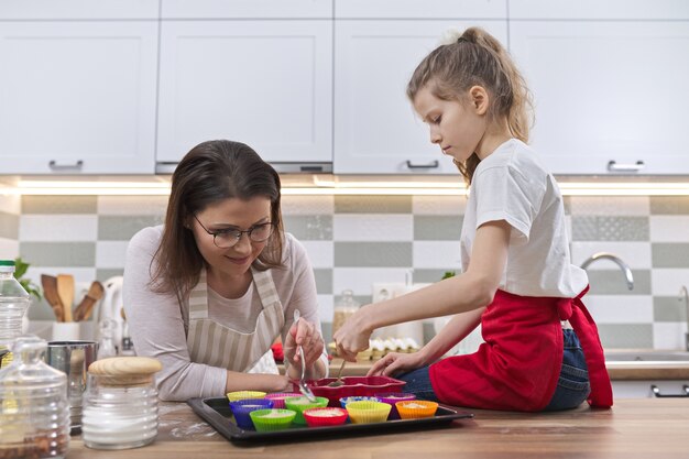 Fête des mères, mère et fille enfant