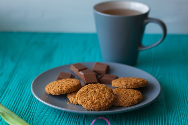 Fête des mères. Petit-déjeuner et tulipes