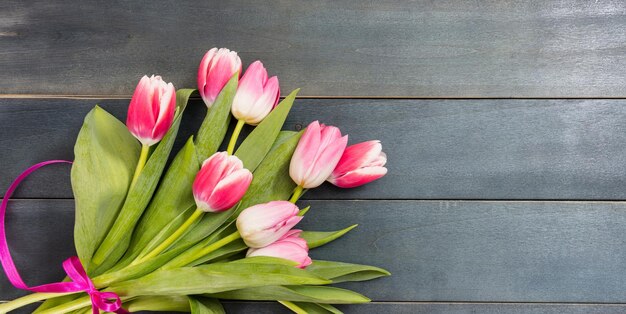 Fête des mères tulipes roses sur fond bleu copie espace vue de dessus