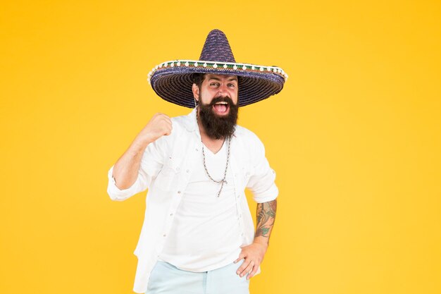 Fête nationale Artiste mexicain énergique Traditions mexicaines Explorez la culture mexicaine Homme heureux chapeau sombrero Vacances d'été Concept de tourisme Hipster s'amusant Agence de voyage Tournée au Mexique