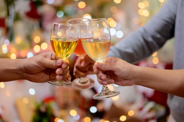 Fête de Noël et du nouvel an avec des amis. Boire du vin rouge et du champagne pour célébrer en vacances.