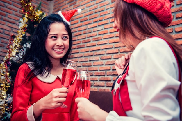 Fête de Noël et du nouvel an entre amis