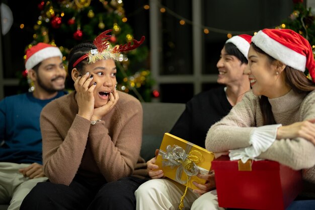 Photo fête de noël pour fêter le nouvel an amis s'amusant ensemble à la maison