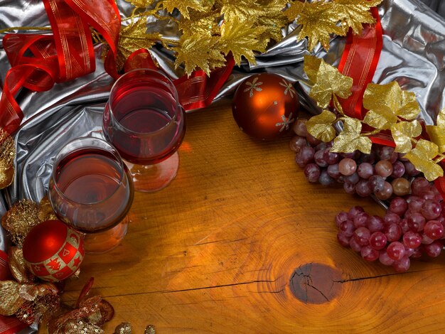 Fête de Noël avec toast de verres à vin rouge et décorations colorées élégantes