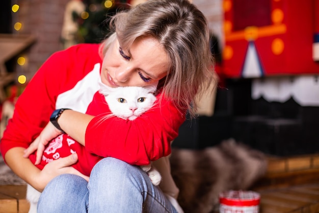 Fête de Noël vacances d'hiver femme avec chat