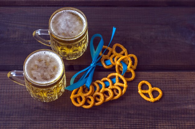 Fête d'octobre. Chope à bière avec des collations de pritzels au sel, bretzel