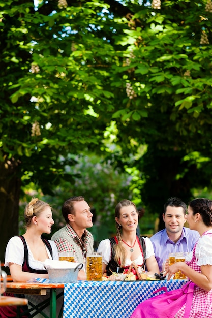 Fête d'Oktoberfest avec des amis buvant de la bière