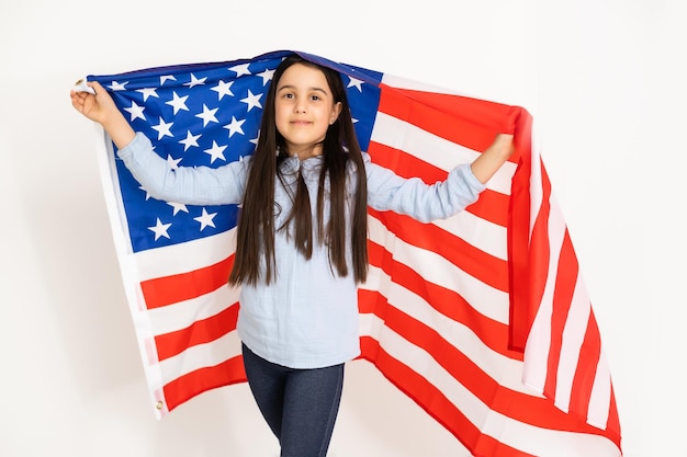 Fête patriotique. Heureux enfant, mignonne petite fille enfant avec drapeau américain. Les États-Unis célèbrent le 4 juillet.