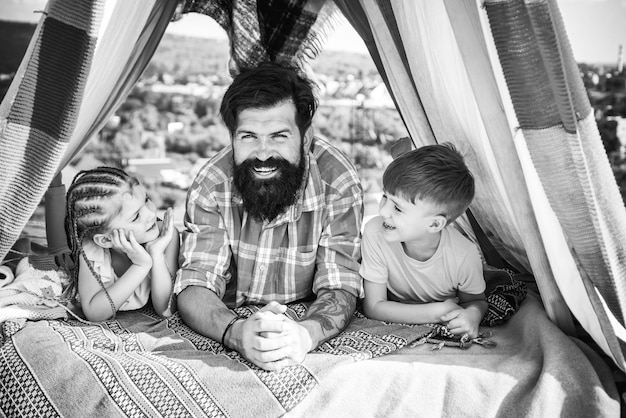 Fête des pères famille camping vacances en plein air concept père heureux avec camp d'enfants