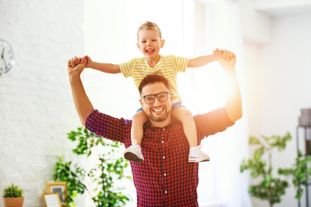 Fête des pères Un fils de famille heureux embrasse son père en vacances