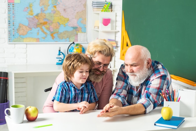 Fête des pères grand-père père et fils apprenant à l'école en jouant à des jeux