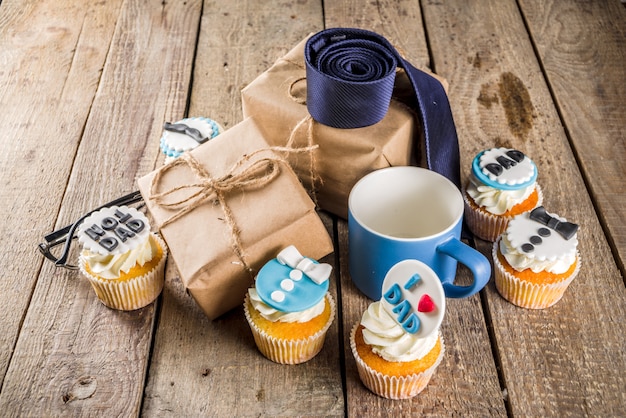 Photo fête des pères heureux avec des cupcakes