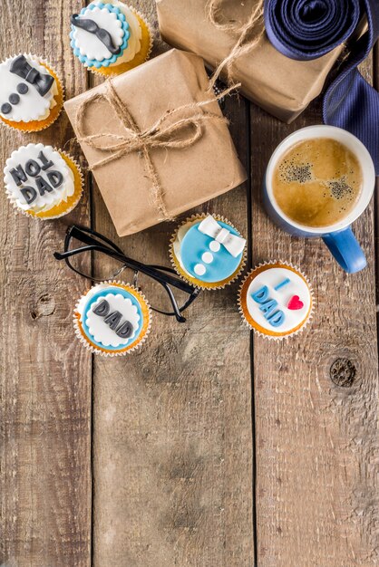 Photo fête des pères heureux avec des cupcakes