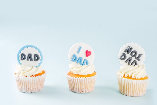 Fête des pères heureux avec des cupcakes