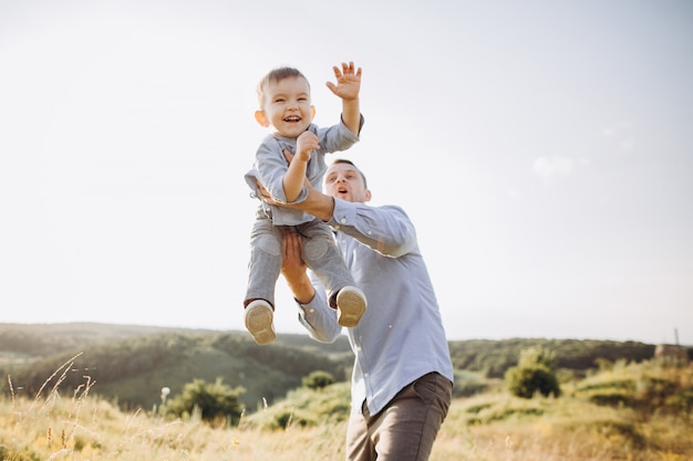 Fête des pères. Papa et fils jouent ensemble à l'extérieur en été.